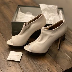 Via Spiga Elvis leather bootie pump
